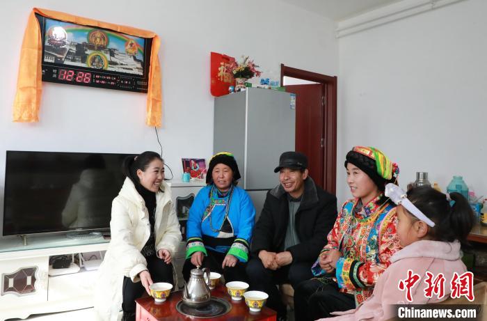 新家是兩層小樓房，一樓布置得充滿現(xiàn)代感，喝著藏式奶茶，一家人聊著今年春節(jié)怎么過?！《∷?攝