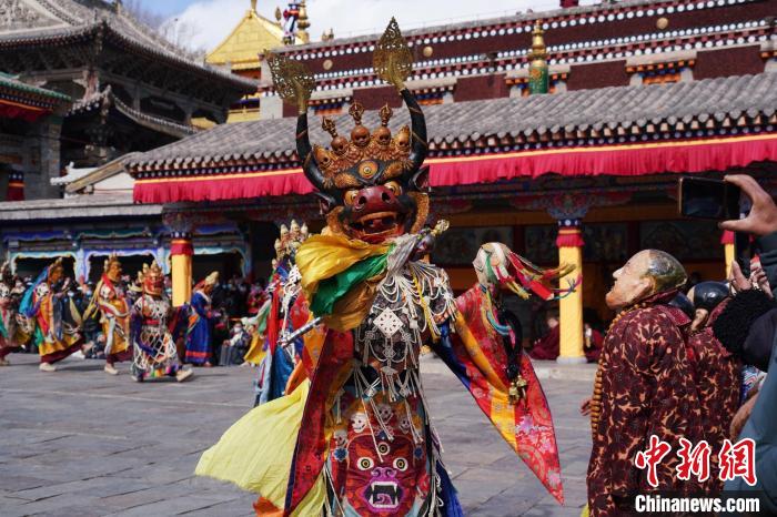 圖為塔爾寺僧侶進行“跳欠”儀式?！●R銘言 攝