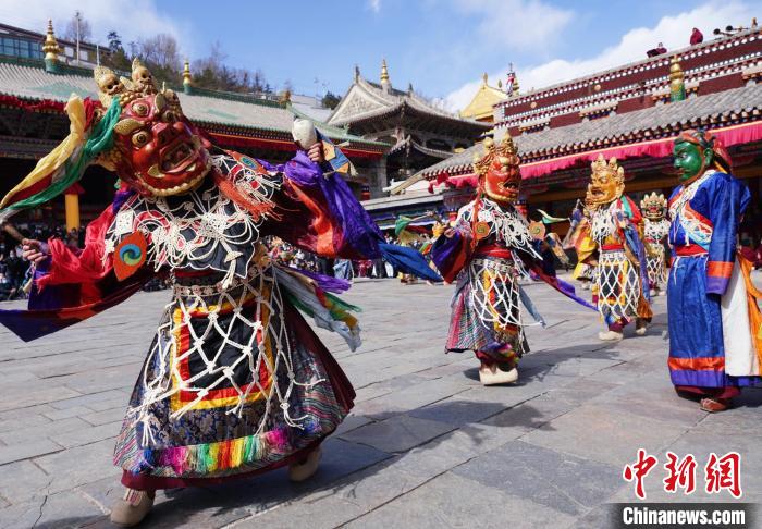 圖為塔爾寺僧侶進行“跳欠”儀式?！●R銘言 攝
