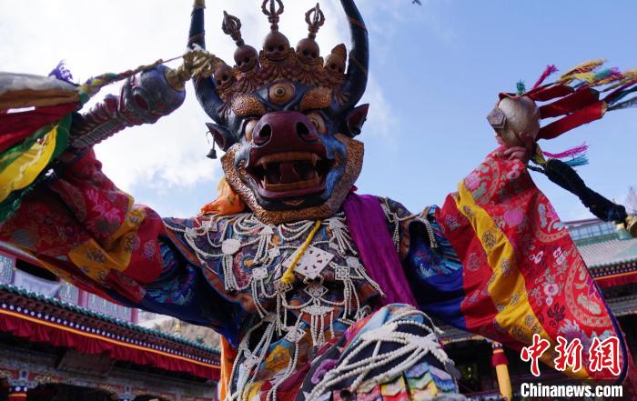 圖為塔爾寺僧侶進行“跳欠”儀式?！●R銘言 攝
