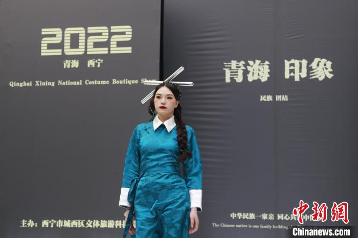 圖為模特展示少數(shù)民族服飾。　馬銘言 攝