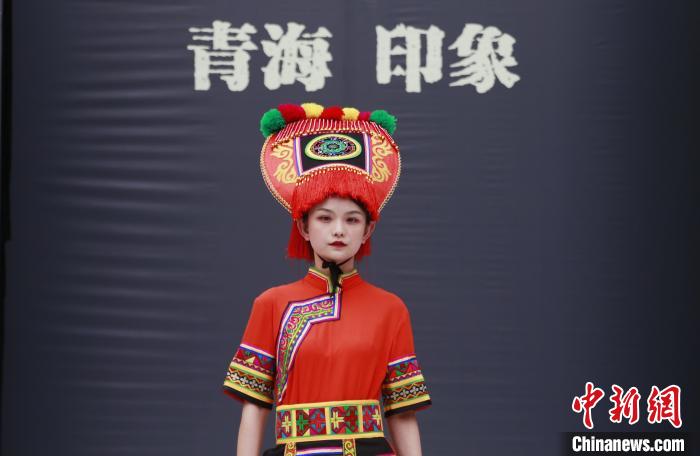 圖為模特展示土族服飾。　馬銘言 攝