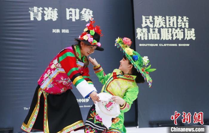 圖為模特身穿土族服飾進行“土族刺繡”表演。　馬銘言 攝