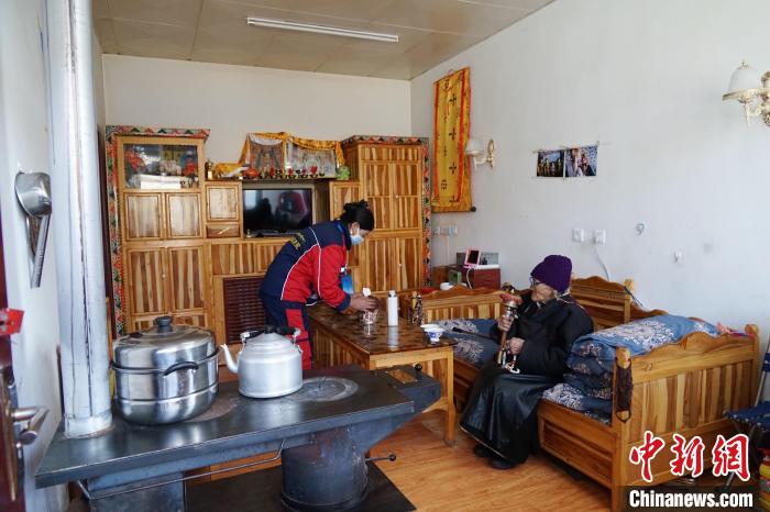 圖為敬老院護(hù)工為老人打掃屋內(nèi)衛(wèi)生?！●R銘言 攝