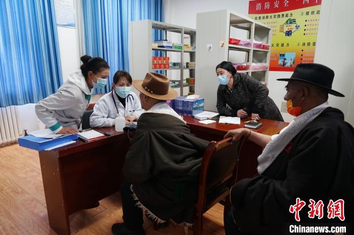 圖為骨科醫(yī)生為敬老院老人們進(jìn)行集中檢查?！●R銘言 攝