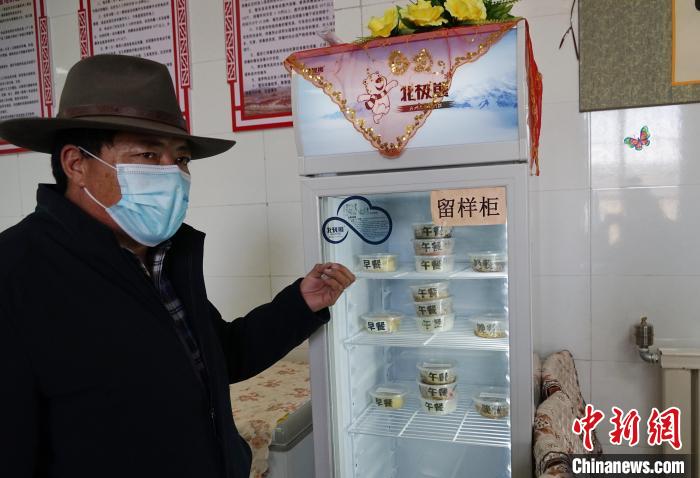 圖為敬老院院長(zhǎng)德高介紹，老人們的三餐均有留樣記錄?！●R銘言 攝
