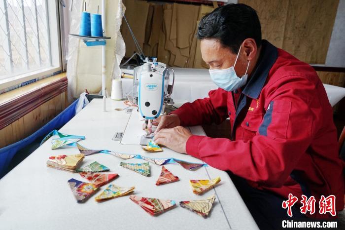 圖為工人正在制作藏式手工藝品。　馬銘言 攝