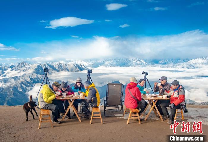 牛背山頂攝影家們的早餐?！d 攝