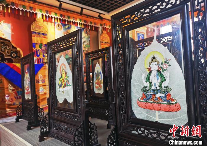 圖為久美尖措創(chuàng)作的藝術(shù)品?！?zhí)砀?攝