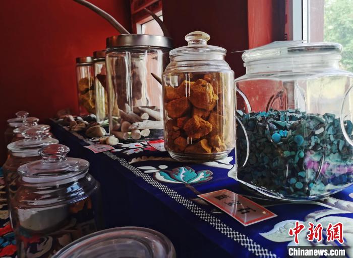 圖為唐卡繪畫礦物顏料展示?！?zhí)砀?攝
