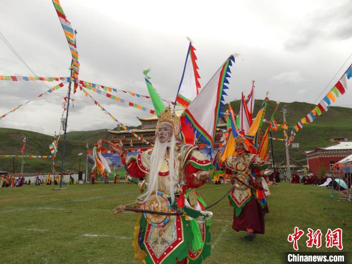 圖為演員進(jìn)行表演?！“喱斂h文體旅游廣電局 供圖