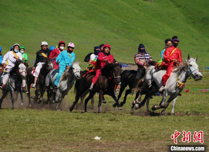 圖為選手進行3000米賽馬比賽?！●R銘言 攝