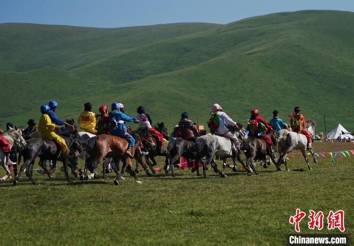 圖為選手進行3000米賽馬比賽?！●R銘言 攝