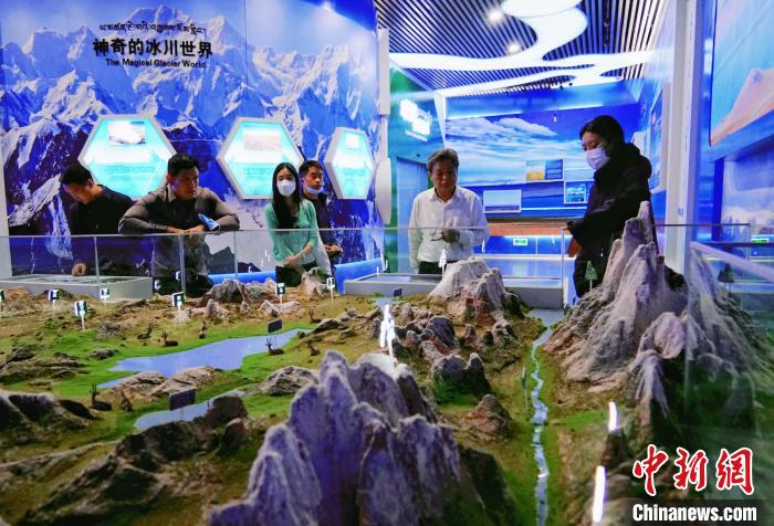 圖為中外嘉賓在玉樹(shù)州博物館內(nèi)參觀?！●R銘言 攝