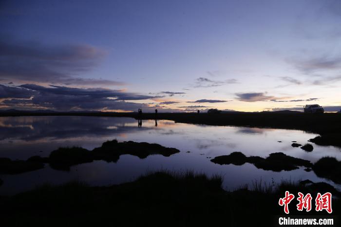 圖為夕陽(yáng)下的查旦濕地。　馬銘言 攝