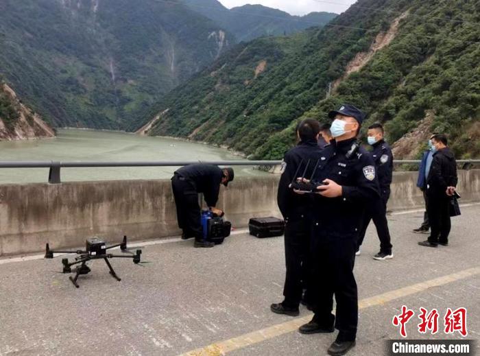 民警組成的搜尋隊(duì)利用無人機(jī)在震區(qū)開展空中巡查?！「首沃莨簿止﹫D
