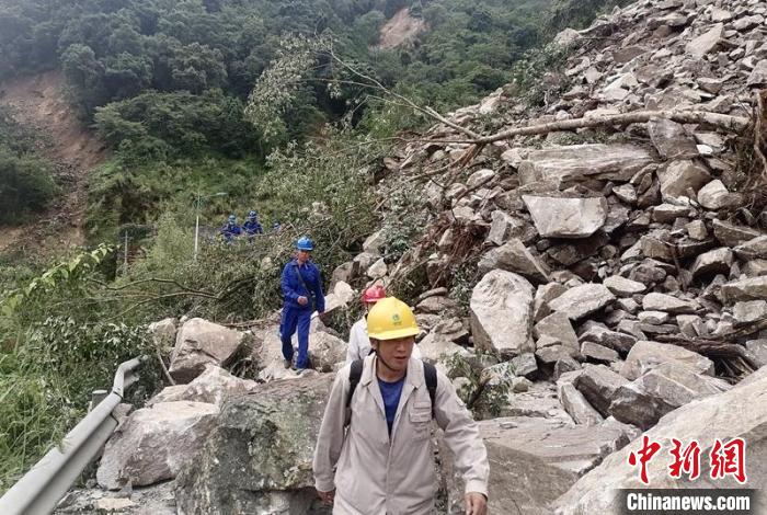 電力搶險(xiǎn)人員徒步通過垮塌路段?！∷拇娏﹫D