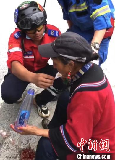筠連筠愛青年應(yīng)急救援隊救援人員正在為傷員傷口清理?！∈茉L者供圖