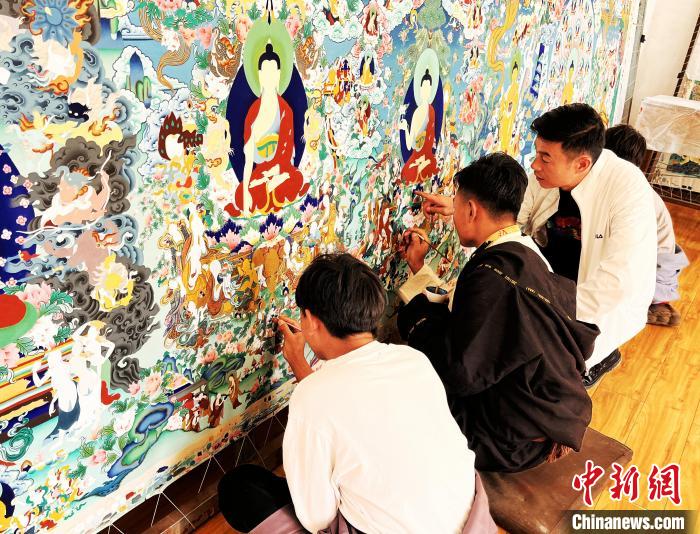 青海唐卡藝術(shù)小鎮(zhèn)：“勞模畫(huà)師”師帶徒，文化扶貧富一方