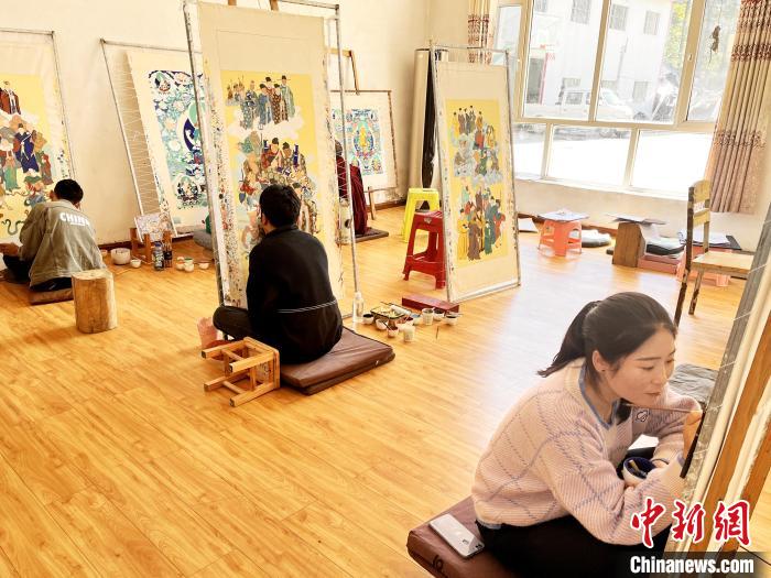 圖為畫室內(nèi)學(xué)徒練習(xí)繪畫唐卡?！●R文莉 供圖