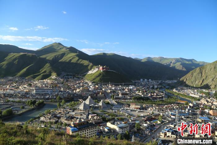 圖為航拍玉樹(shù)市?！∮駱?shù)市委宣傳部供圖