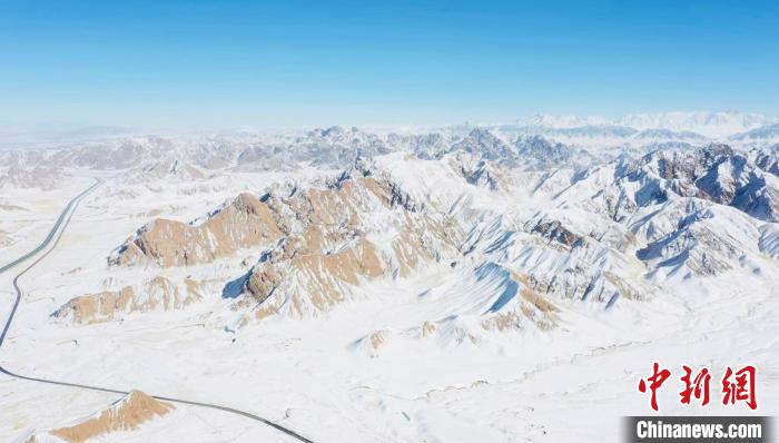 圖為無人機航拍高原雪景?！《继m縣融媒體中心供圖