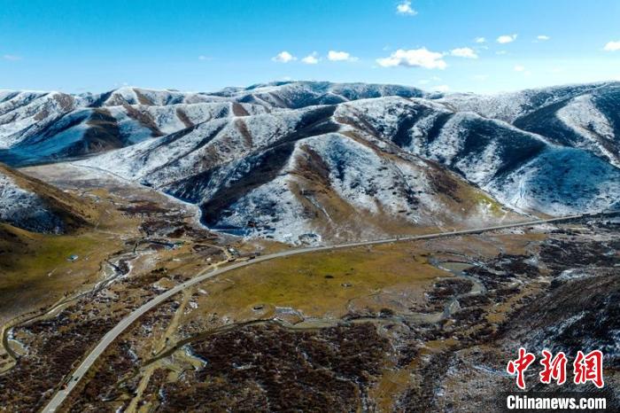 西成高鐵紅原2號隧道出口附近山頭已被雪覆蓋?！⒅铱?攝