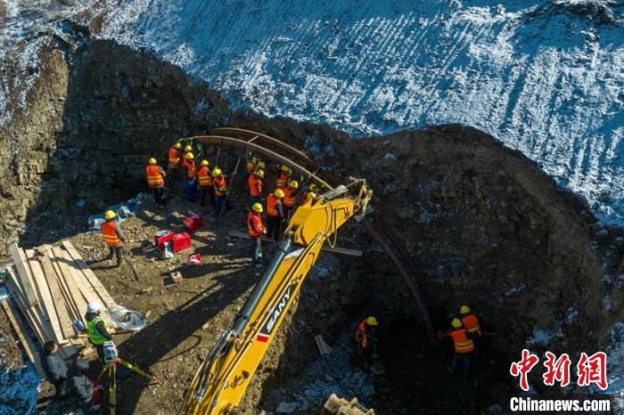 西成高鐵紅原2號隧道出口工人師傅正在進行導向墻、管棚施工作業(yè)。　劉忠俊 攝