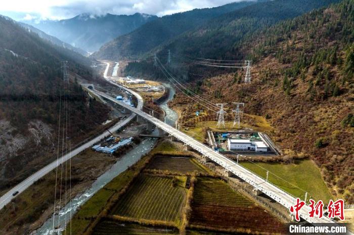 穿越山谷的成蘭鐵路川主寺至黃勝關段?！⒅铱?攝