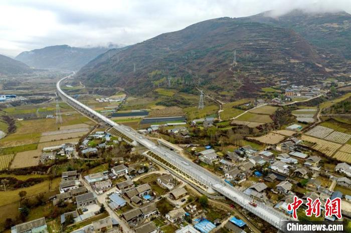 成蘭鐵路松潘右所屯岷江雙線特大橋。　劉忠俊 攝