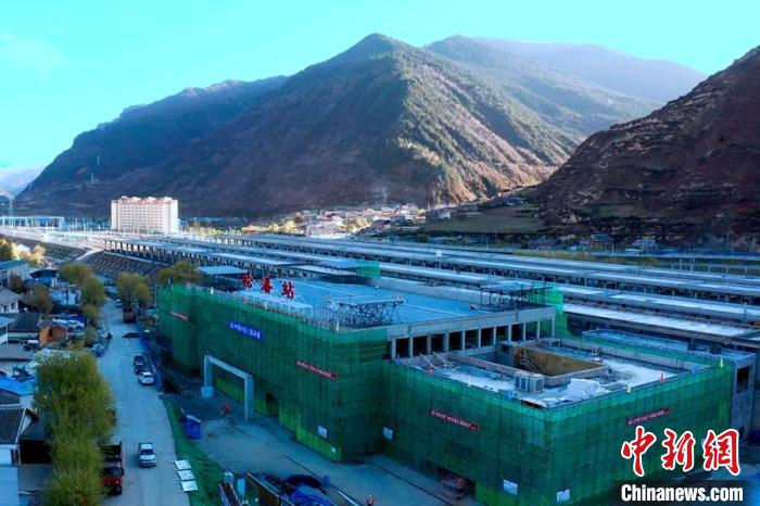 正在建設中的成蘭鐵路松潘站。　劉忠俊 攝