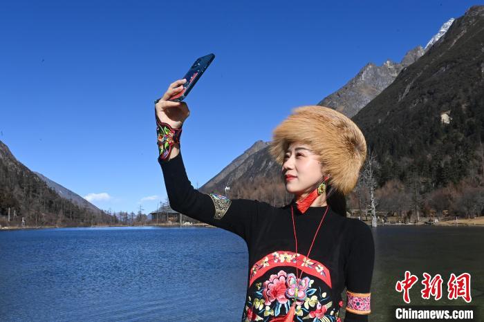 游人在畢棚溝景區(qū)拍照留念?！“苍?攝