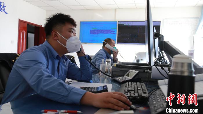 圖為貨運(yùn)調(diào)度人員與外勤工作人員聯(lián)系掌握車輛裝載情況?！±钌?攝