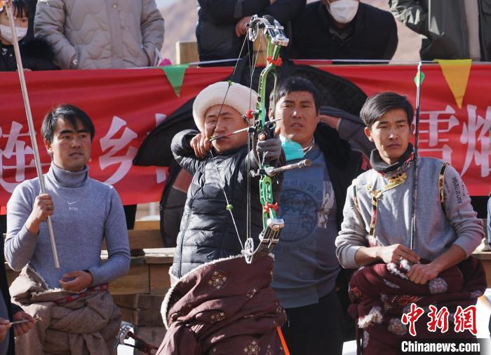 圖為藏族民眾比拼射箭技藝。　馬銘言 攝