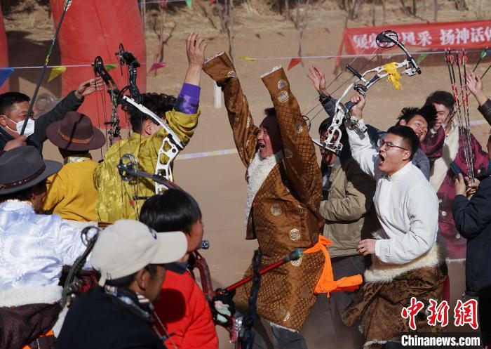 圖為藏族民眾跺腳歡呼慶祝弓箭手射中靶心?！●R銘言 攝