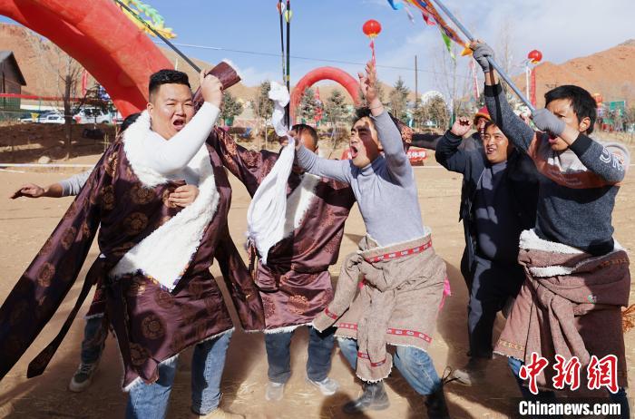 圖為藏族民眾跺腳歡呼慶祝弓箭手射中靶心?！●R銘言 攝