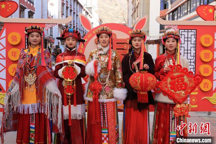 丹巴美女送祝福，迎新年。　李永安 攝