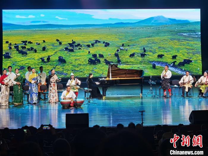 圖為演出現(xiàn)場(chǎng)?！∨擞隄?攝