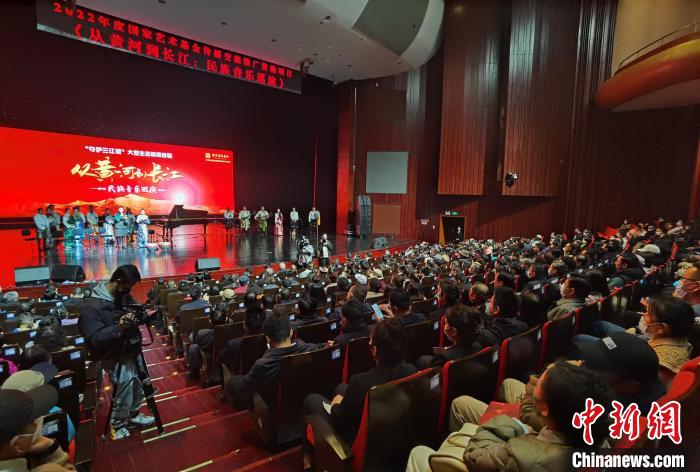 圖為演出現(xiàn)場(chǎng)?！∨擞隄?攝