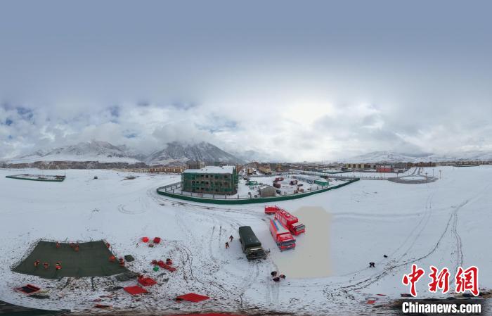 圖為地震實(shí)戰(zhàn)演練現(xiàn)場(chǎng)全景?！∮駱湎拦﹫D
