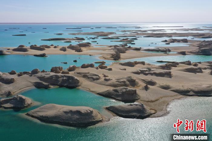 航拍青海大柴旦烏素特水上雅丹奇特景觀。　馬銘言 攝