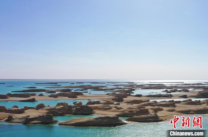 航拍青海大柴旦烏素特水上雅丹奇特景觀?！●R銘言 攝