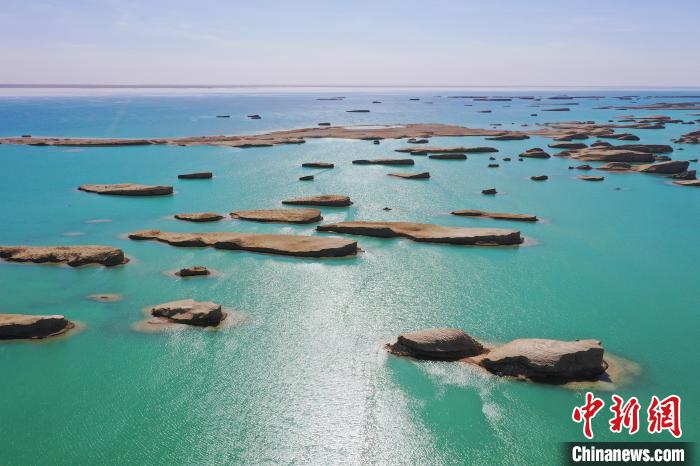 航拍青海大柴旦烏素特水上雅丹奇特景觀。　馬銘言 攝