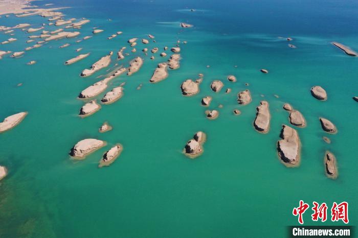 航拍青海大柴旦烏素特水上雅丹奇特景觀?！●R銘言 攝