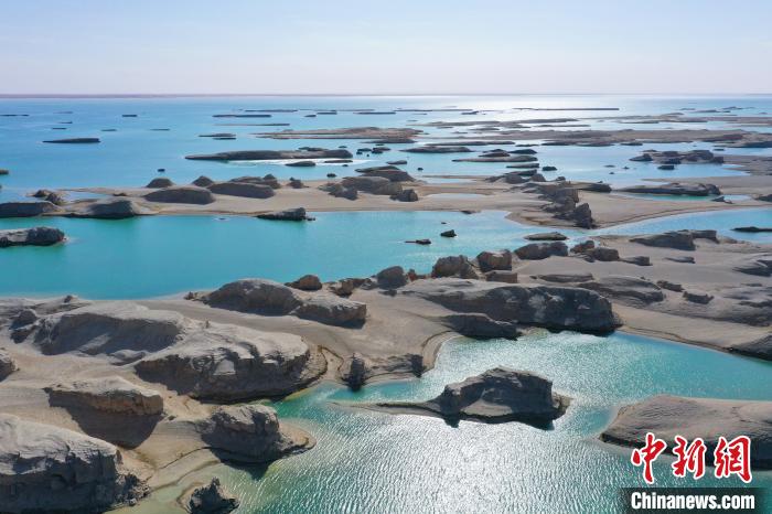 航拍青海大柴旦烏素特水上雅丹奇特景觀?！●R銘言 攝