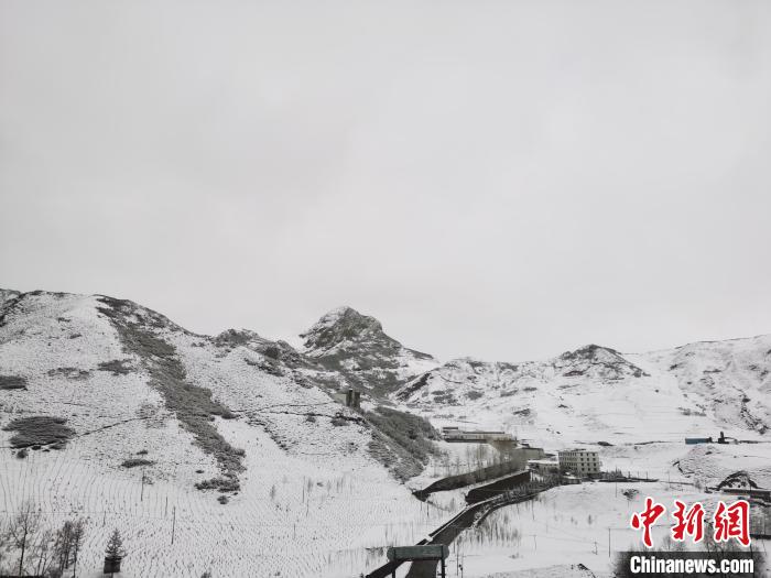 圖為青海省東南部的青沙山區(qū)域銀裝素裹?！?zhí)砀?攝