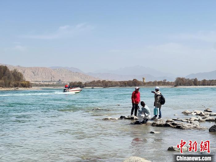 圖為游客在黃河岸畔游玩，并與黃河合影留念?！∑钤鲚?攝
