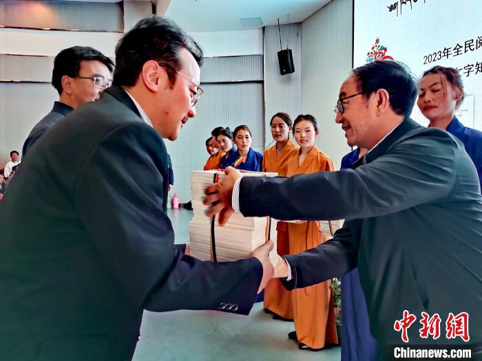 圖為贈(zèng)送叢書。　張?zhí)砀?攝