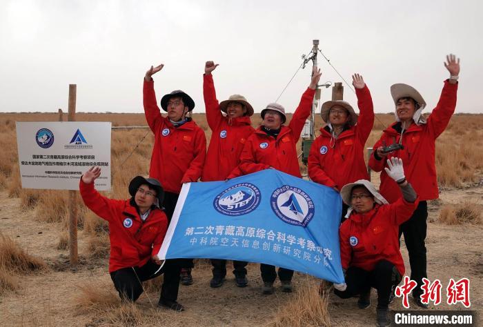 經(jīng)過(guò)不懈努力，格爾木濕地站終于建成，第二次青藏科考中科院空天院分隊(duì)向航拍無(wú)人機(jī)揮手合影?！?lt;a target='_blank' href='/'><p  align=
