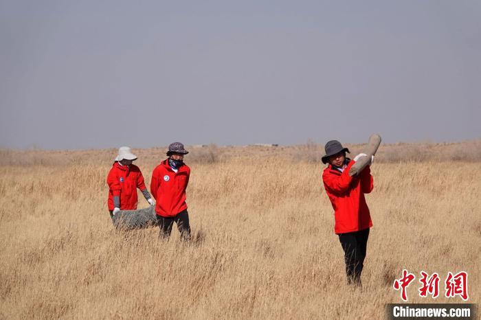 格爾木濕地站建設(shè)過(guò)程中，第二次青藏科考中科院空天院分隊(duì)隊(duì)員化身搬運(yùn)工，在高原上開(kāi)展體力勞動(dòng)?！?lt;a target='_blank' href='/'><p  align=